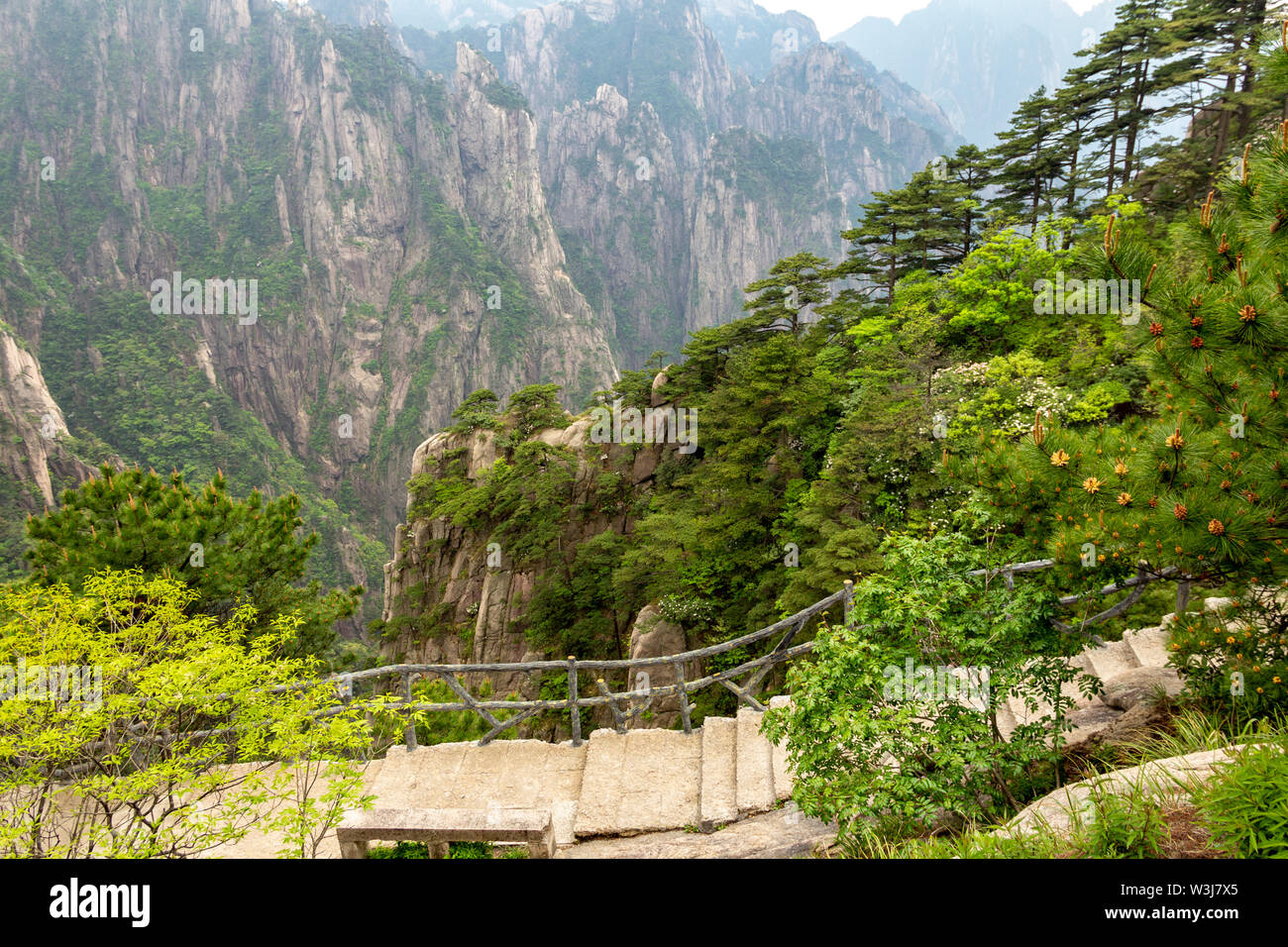 Paysage naturel du paysage de montagne Huangshan. Situé dans le sud de la province de l'Anhui en Chine orientale. C'est un site du patrimoine mondial de l'UNESCO. Banque D'Images