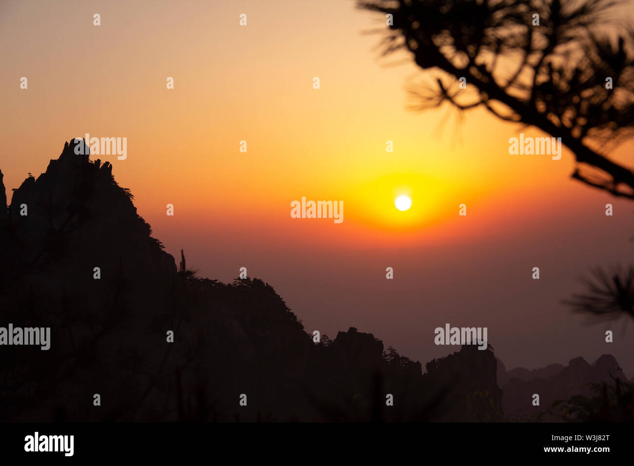 Vue magnifique sur le coucher de soleil naturel au paysage de montagne Huangshan montagne jaune ( ) dans la province d'Anhui en Chine, c'est une meilleures de Chine destination touristique majeure. Unesco Banque D'Images