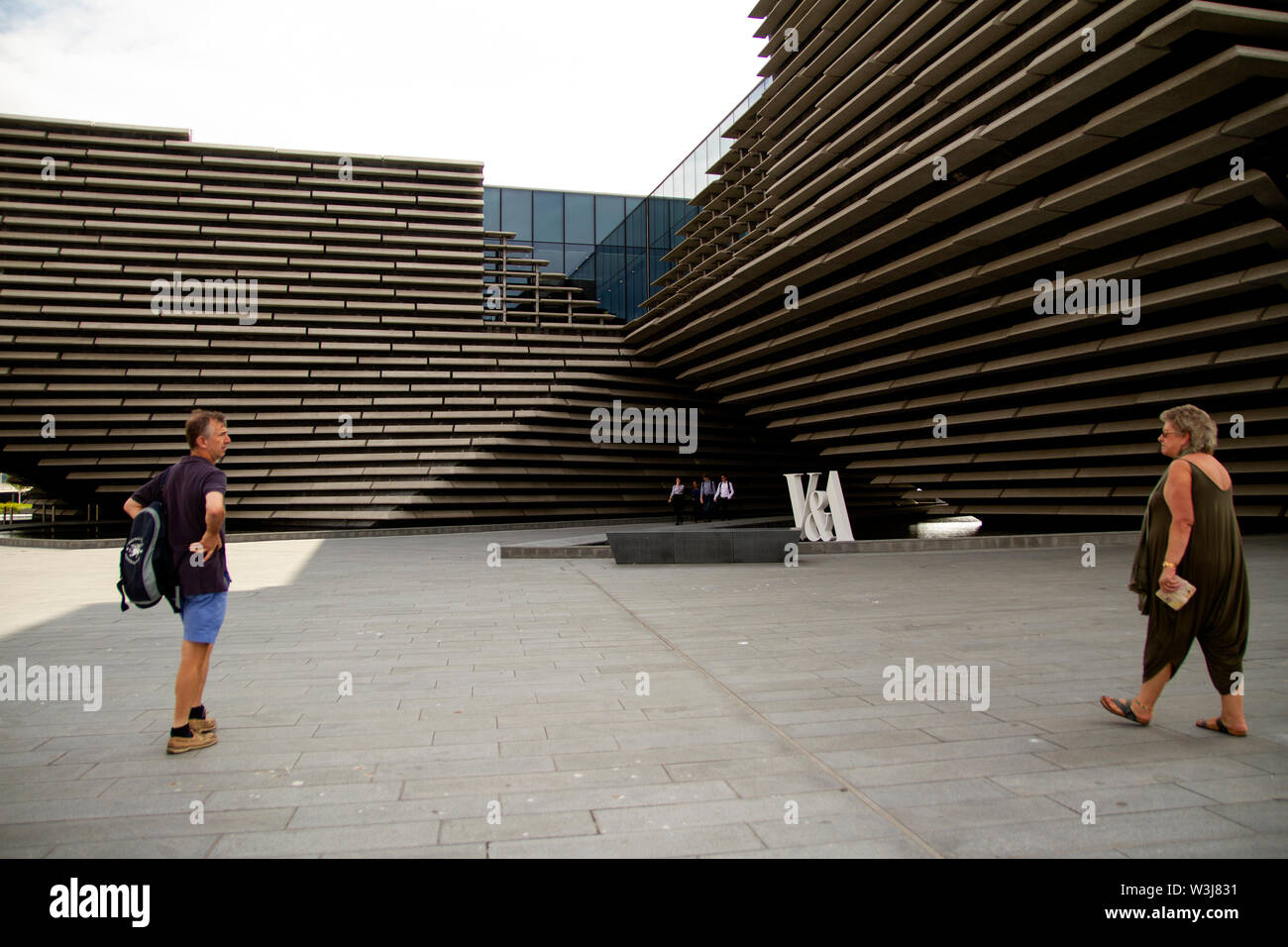 Tayside, Dundee, Écosse, Royaume-Uni 16 Juillet 2019 Royaume-Uni : la météo. Matin ensoleillé avec une légère brise fraîche sur le front. Le V&A été conçu par l'architecte japonais Kengo Kuma attire les visiteurs au musée. Credit : Dundee Photographics / Alamy Live News Banque D'Images