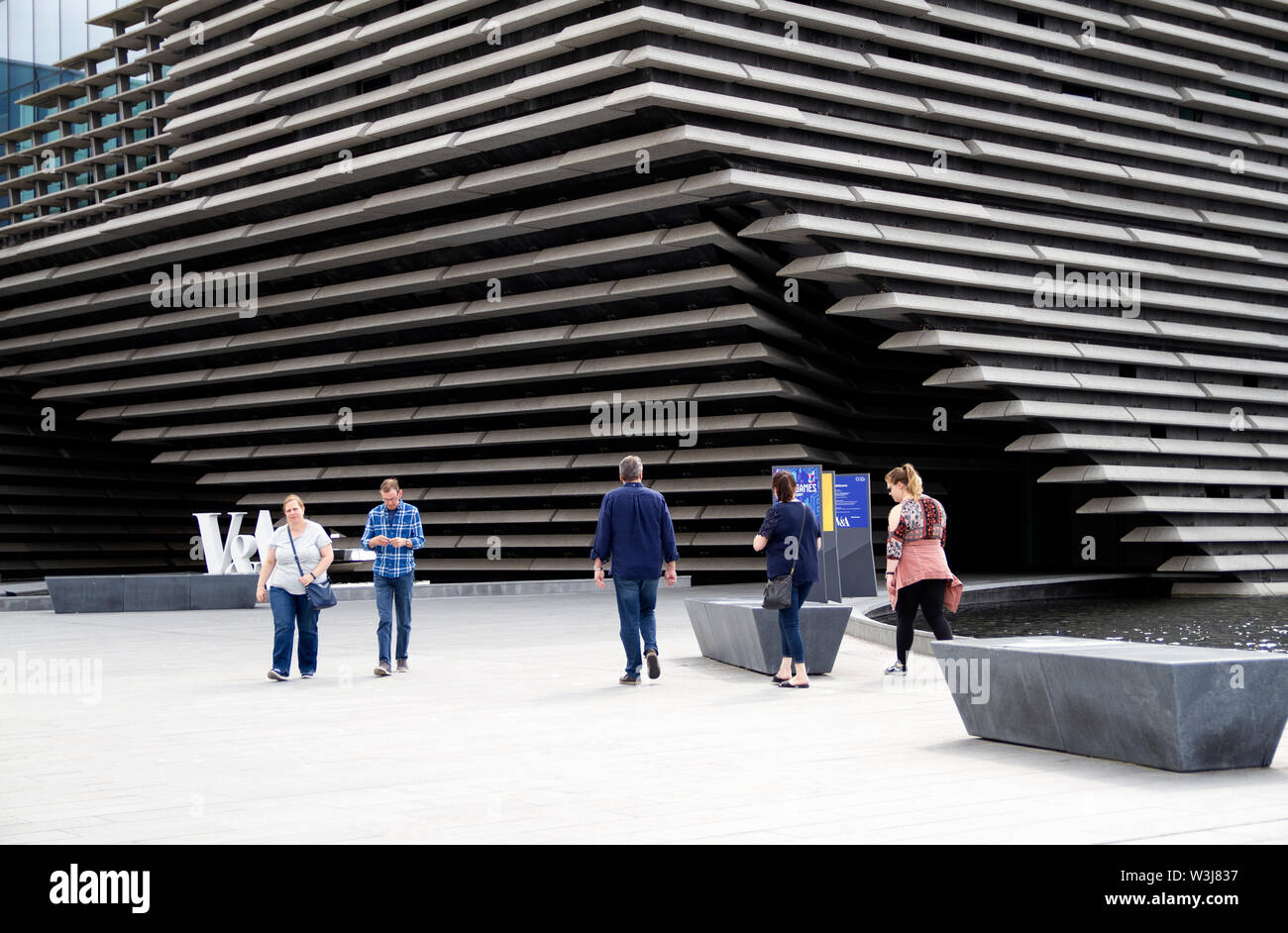 Tayside, Dundee, Écosse, Royaume-Uni 16 Juillet 2019 Royaume-Uni : la météo. Matin ensoleillé avec une légère brise fraîche sur le front. Le V&A été conçu par l'architecte japonais Kengo Kuma attire les visiteurs au musée. Credit : Dundee Photographics / Alamy Live News Banque D'Images