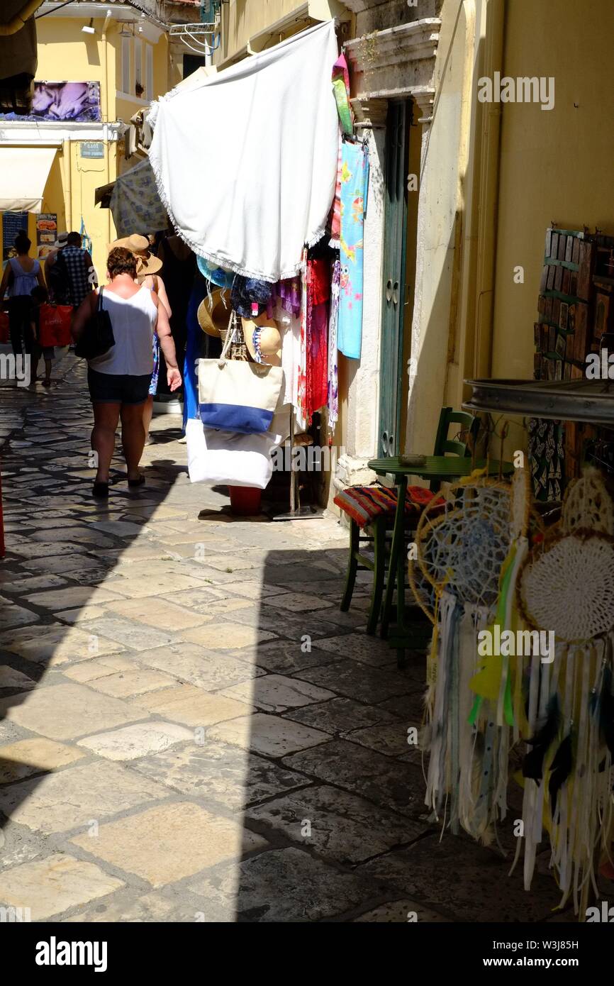 La ville de Corfou Corfou c'est un shot occupé un candide shot d'une petite rue en profondeur dans le quartier commercial de la ville de Corfou. Banque D'Images