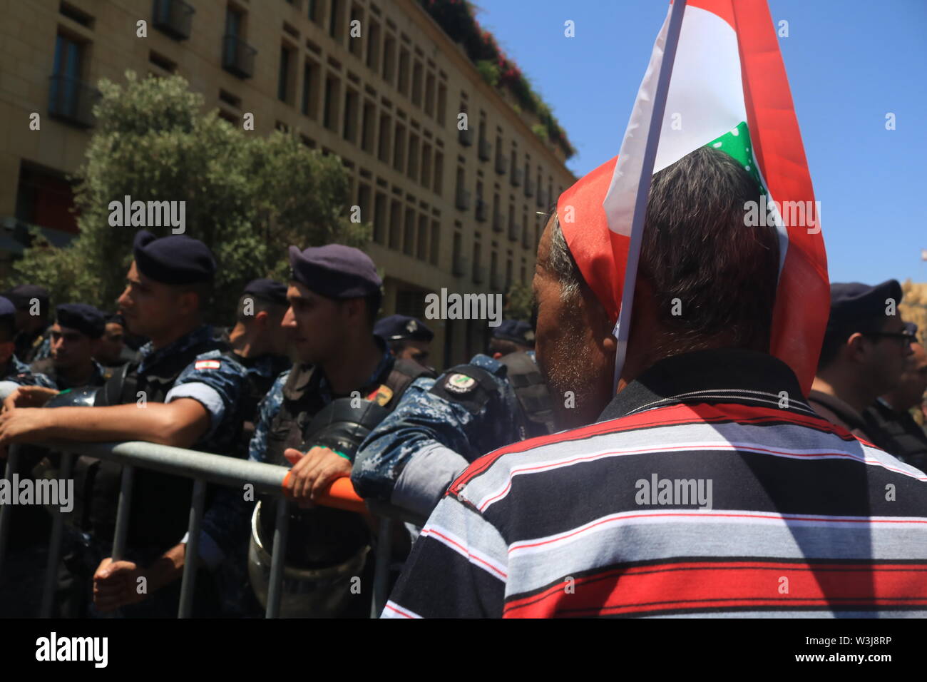 Beyrouth, Liban. 16 juillet, 2019. Soldats retraités de l'armée libanaise a mis le feu aux jambes mentions légales qu'ils protestent contre les réductions des pensions de l'Etat et plus de mesures d'austérité budgétaire en débat au Parlement comme prévu par les compressions ont déclenché une vague de mécontentement du public, qui ont ciblé les pensions, les salaires, les services et avantages sociaux. Credit : amer ghazzal/Alamy Live News Banque D'Images