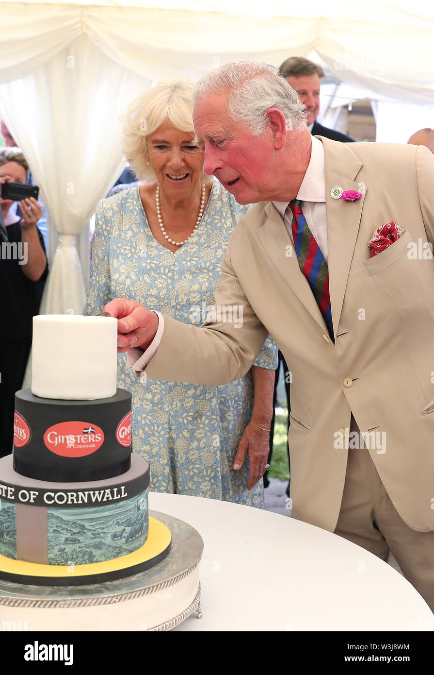 Le Prince De Galles Et La Duchesse De Cornouailles Couper Un Gateau Au Cours D Une Garden Party Pour Celebrer Le 50e Anniversaire De Ginsters Bakery A Locronan Dans Le Cadre De Leur