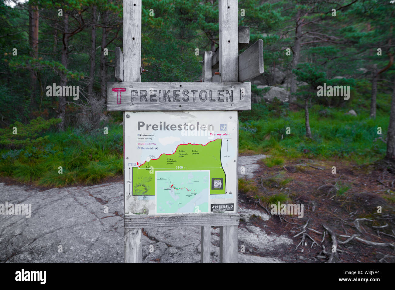 Carte d'itinéraire de la célèbre preikestolen. Preikestolen ou Prekestolen (anglais : 'The Pulpit Rock', 'Chaire de prédicateur' ou 'Chair') est une attraction touristique Banque D'Images