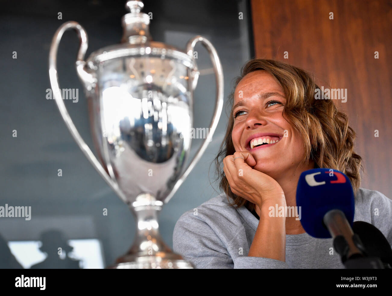 Prague, République tchèque. 16 juillet, 2019. Le joueur de tennis tchèque Barbora Strycova montre son trophée pour la première place en double dames du tournoi de Wimbledon 2019, le 16 juillet 2019, à Prague, en République tchèque. Photo : CTK Vit Simanek/Photo/Alamy Live News Banque D'Images