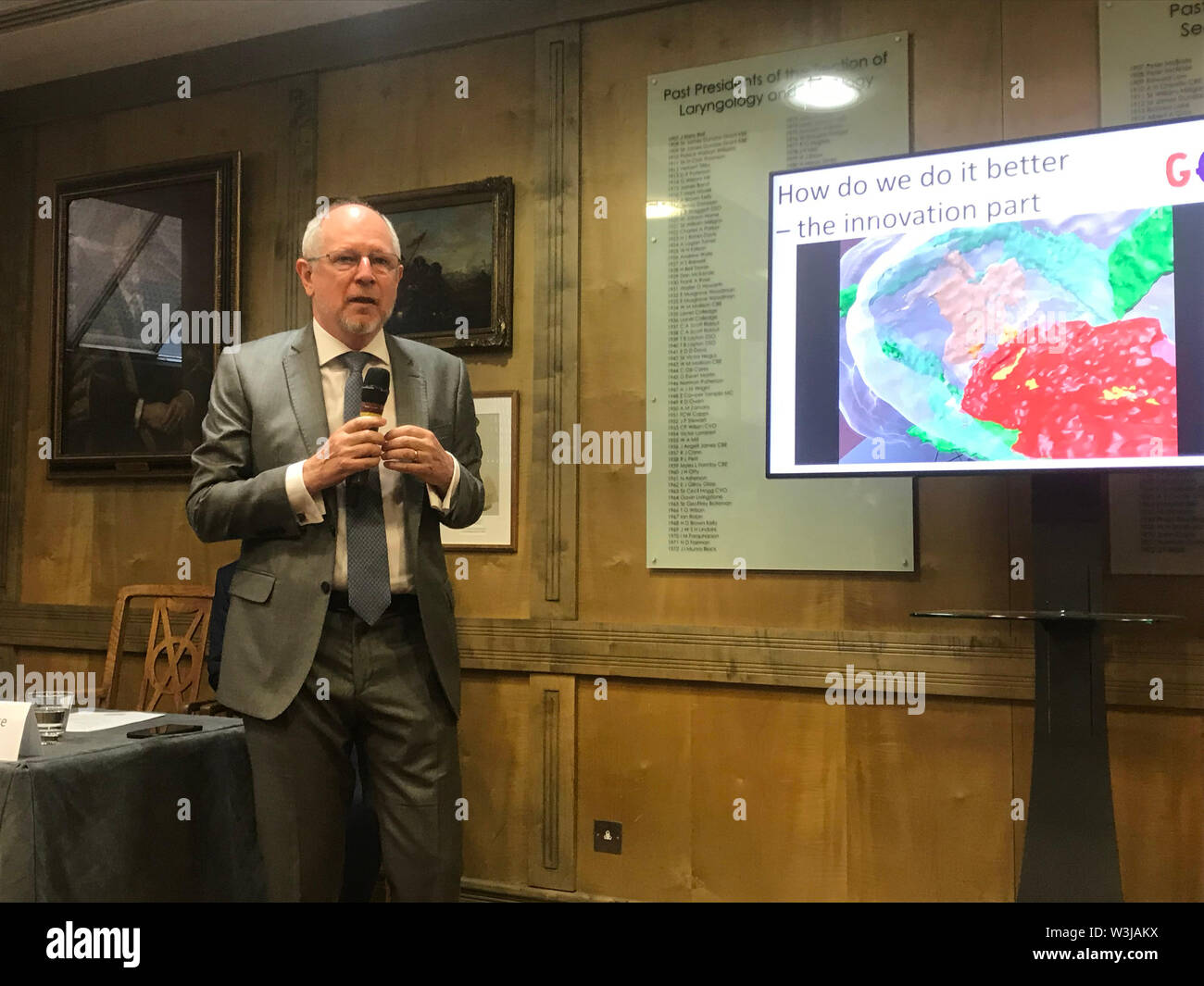Le professeur David Dunaway, parlant au cours de l'Untwined Gemini lancement de bienfaisance, comme la séparation réussie de jumeaux siamois par une équipe britannique contribuera à rétablir la réputation mondiale comme des divisions au Brexit prévaloir, l'un des chirurgiens a dit. Banque D'Images