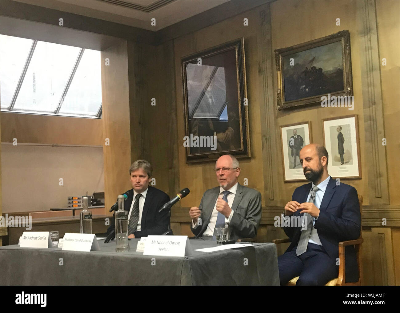 Le professeur David Dunaway (centre) et pédiatriques neurochirurgien Noor ul Owase Jeelani (droite), s'exprimant au cours de l'Untwined Gemini lancement de bienfaisance, comme la séparation réussie de jumeaux siamois par une équipe britannique contribuera à rétablir la réputation mondiale comme des divisions au Brexit prévaloir, l'un des chirurgiens a dit. Banque D'Images