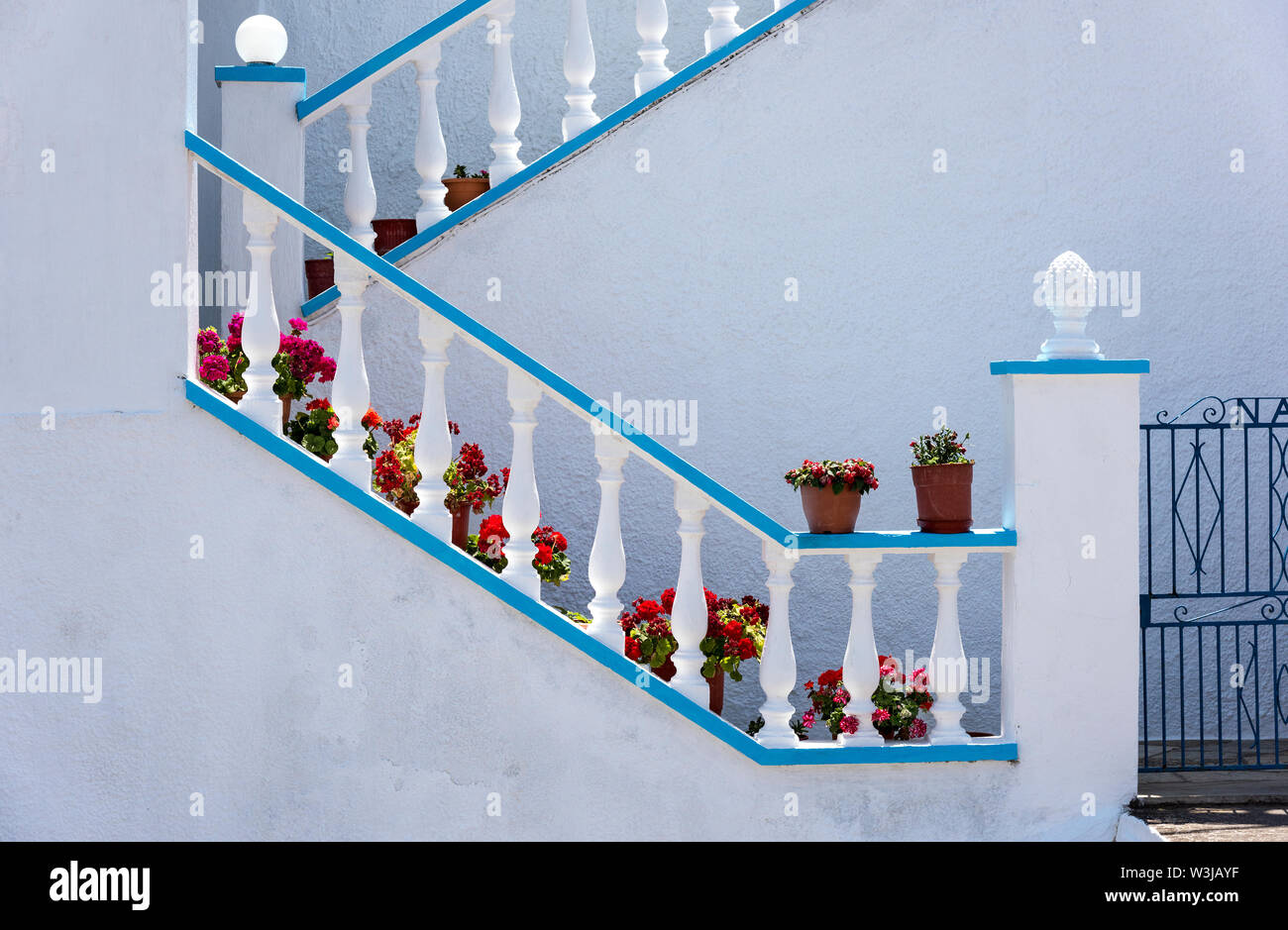 Escaliers et fleurs dans la ville de Skopelos, Sporades du Nord de la Grèce. Banque D'Images
