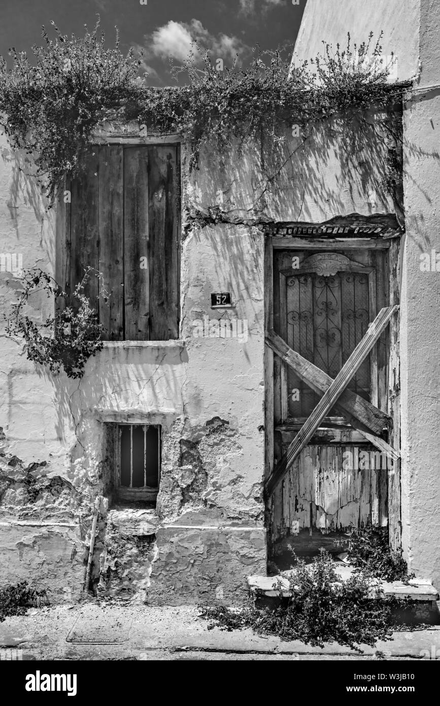 Une maison vide dans la ville de Skopelos, Sporades du Nord de la Grèce. Banque D'Images