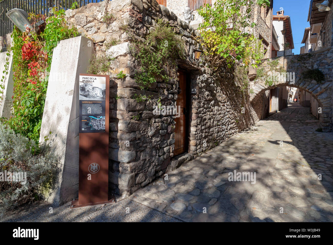 Sant Joan de les Abadesses, Catalogne, Espagne. Rue ancienne en pierre des maisons de village. Banque D'Images