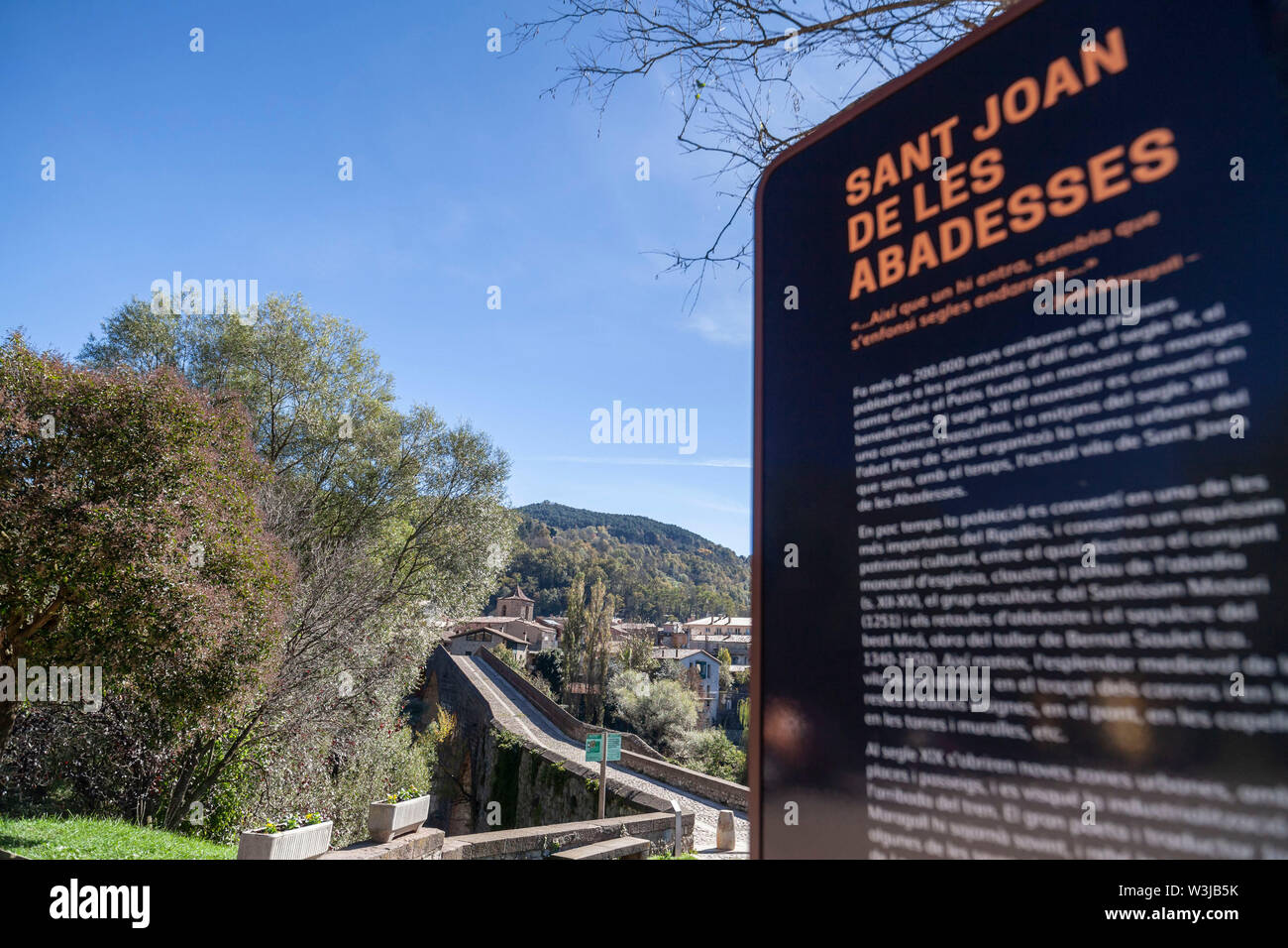 SANT JOAN DE LES ABADESSES,Espagne- octobre 25,2018 : vieux pont et d'affichage de l'information signe nom village. Banque D'Images