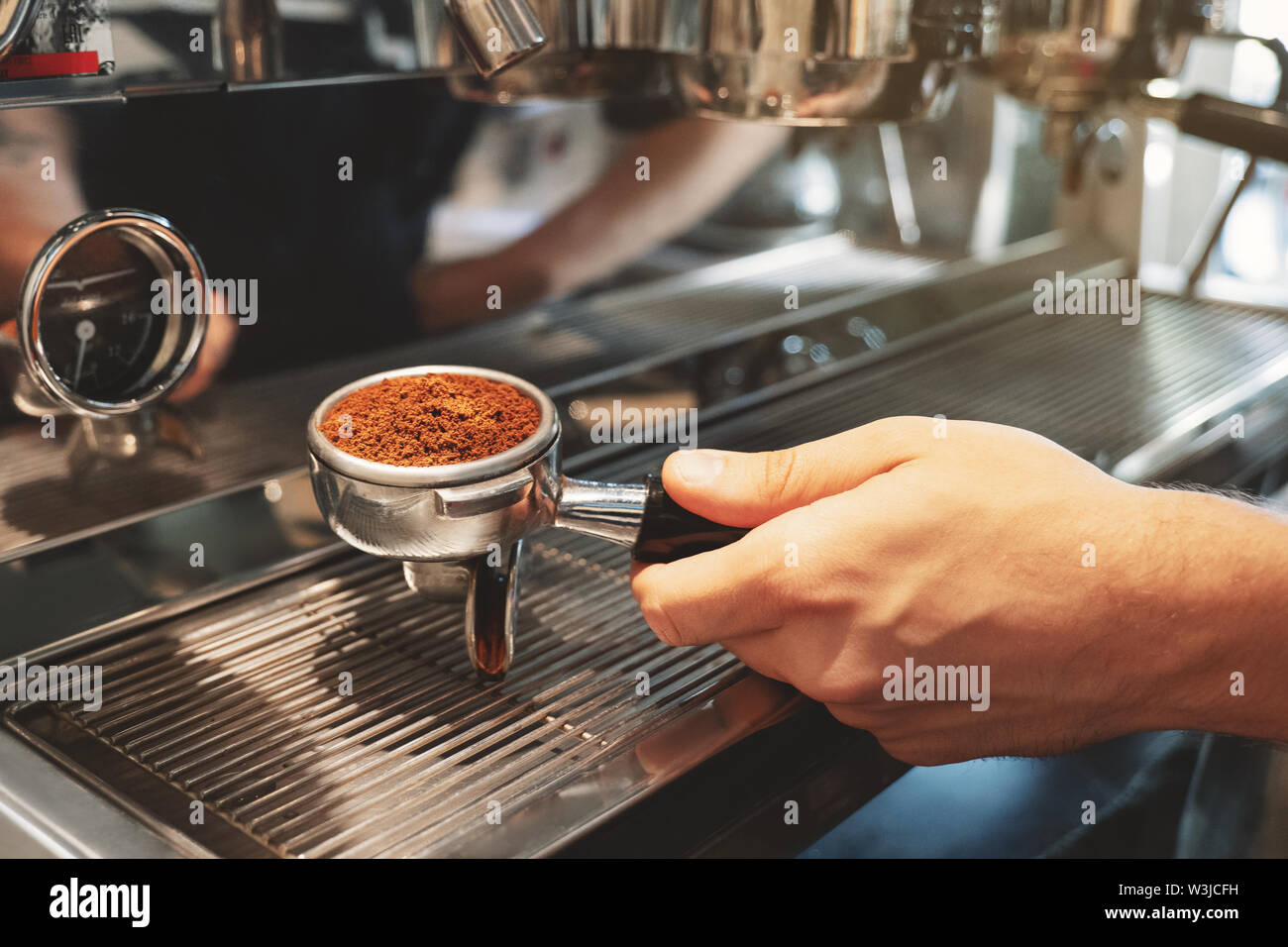 Café barista holding avec près de café machine à café professionnelle la préparation d'expresso dans cafe close up Banque D'Images