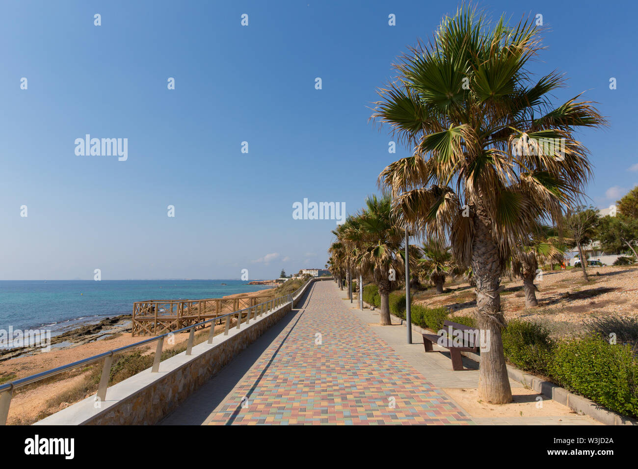 Denia, Costa Blanca, Espagne voir du paseo de mer vers Playa Mont-roig avec palmiers Banque D'Images