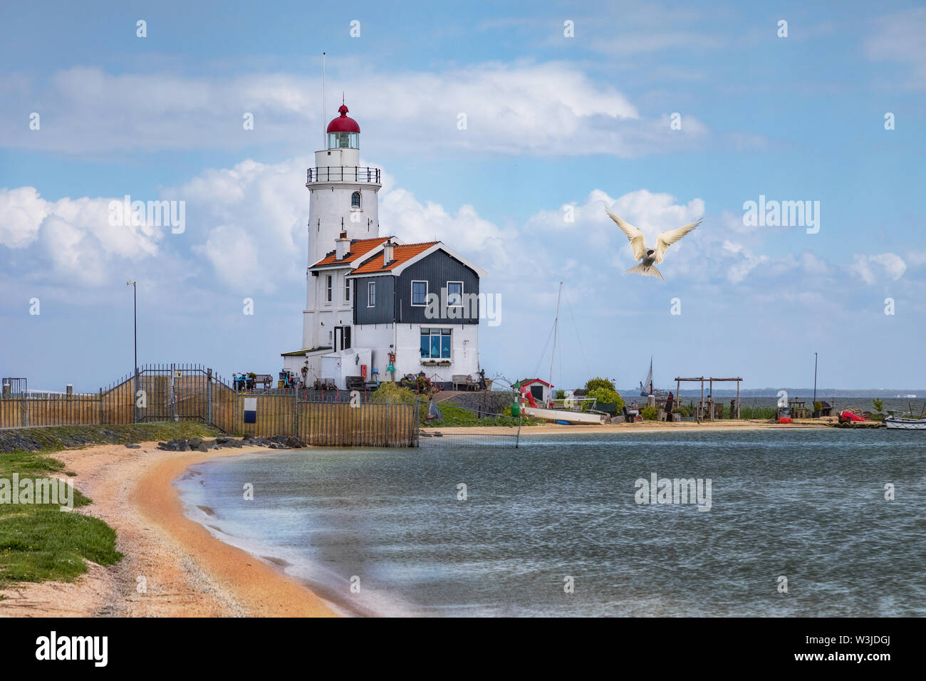 Le phare de Marken, une petite île de la mer du Nord aux Pays-Bas Banque D'Images