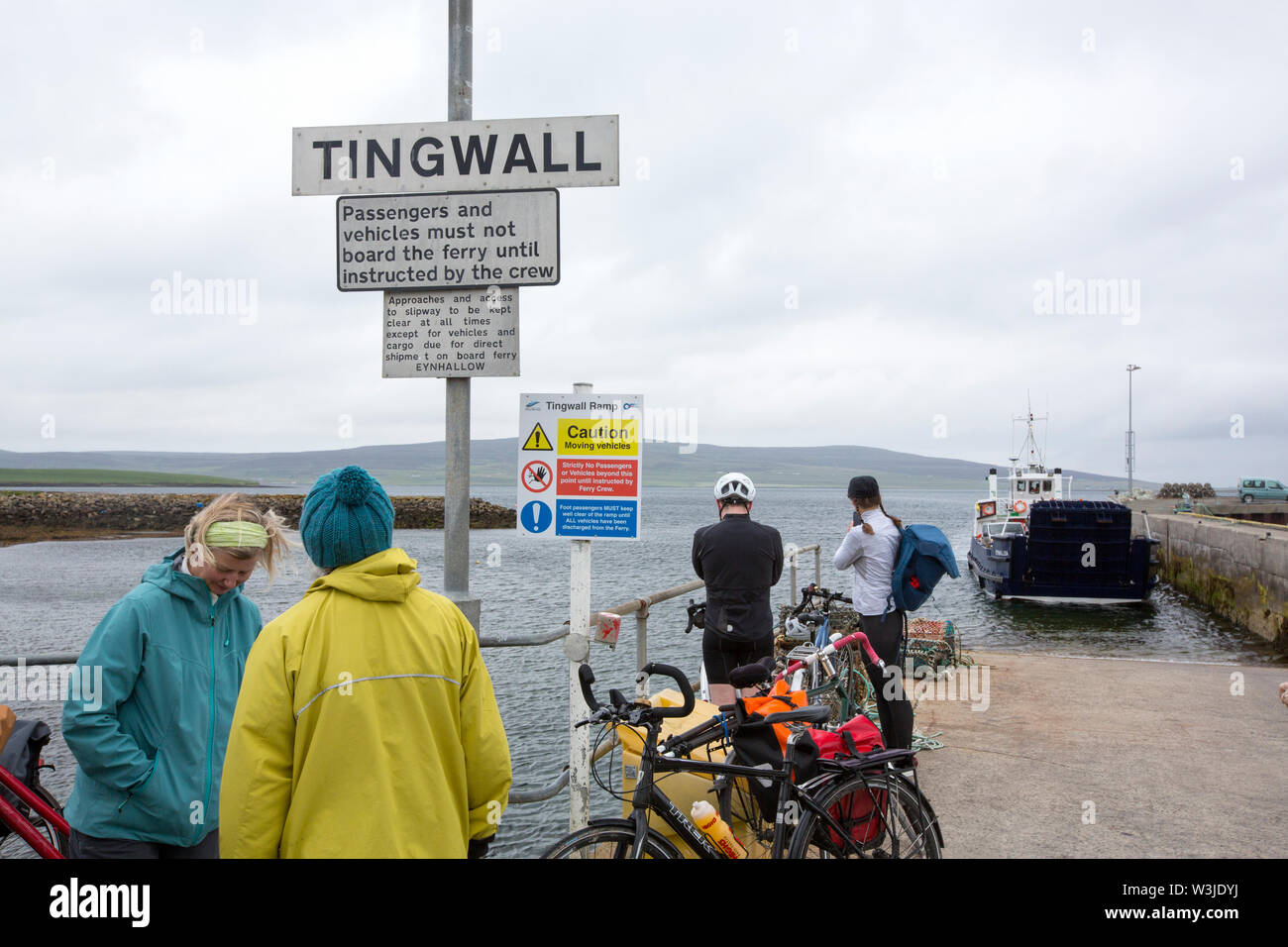 Les cyclotouristes en attendant le ferry pour Rousay à Tingwall, Orkney, Scotland, UK. Banque D'Images