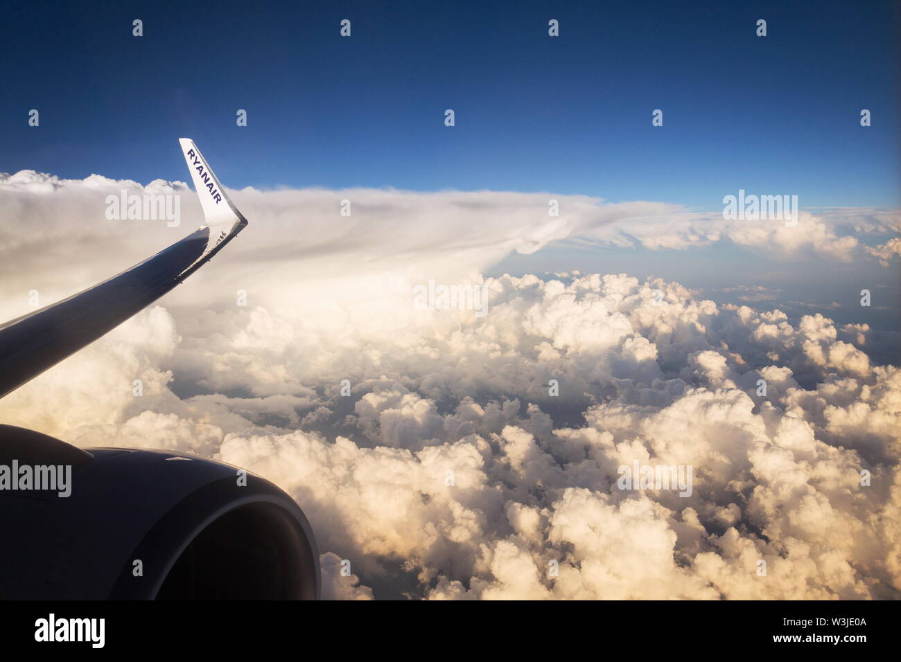 MEMMINGEN, ALLEMAGNE - le 6 juillet 2019 : Ryanair compagnie low-cost irlandaise Boeing 737 pendant le vol de l'aile avec fond de ciel nuageux, le 6 juillet 2019 à Memmingen Banque D'Images