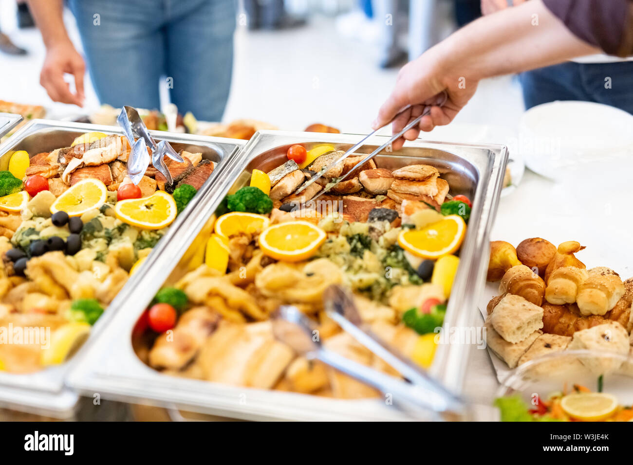 Le choix de main de filets de poulet frais. Buffet repas concept. Banque D'Images