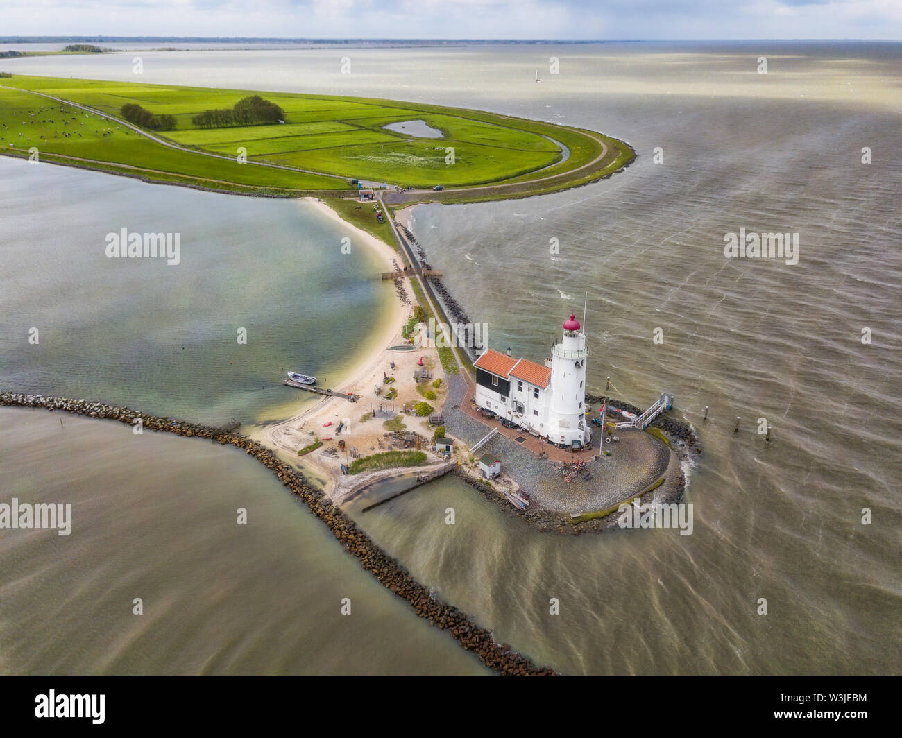 Vue aérienne du phare de Marken, une petite île au milieu de la mer du Nord aux Pays-Bas. Banque D'Images