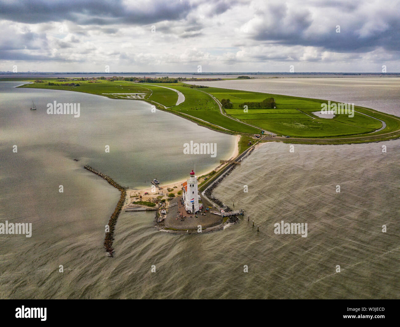 Vue aérienne du phare de Marken, une petite île au milieu de la mer du Nord aux Pays-Bas. Banque D'Images
