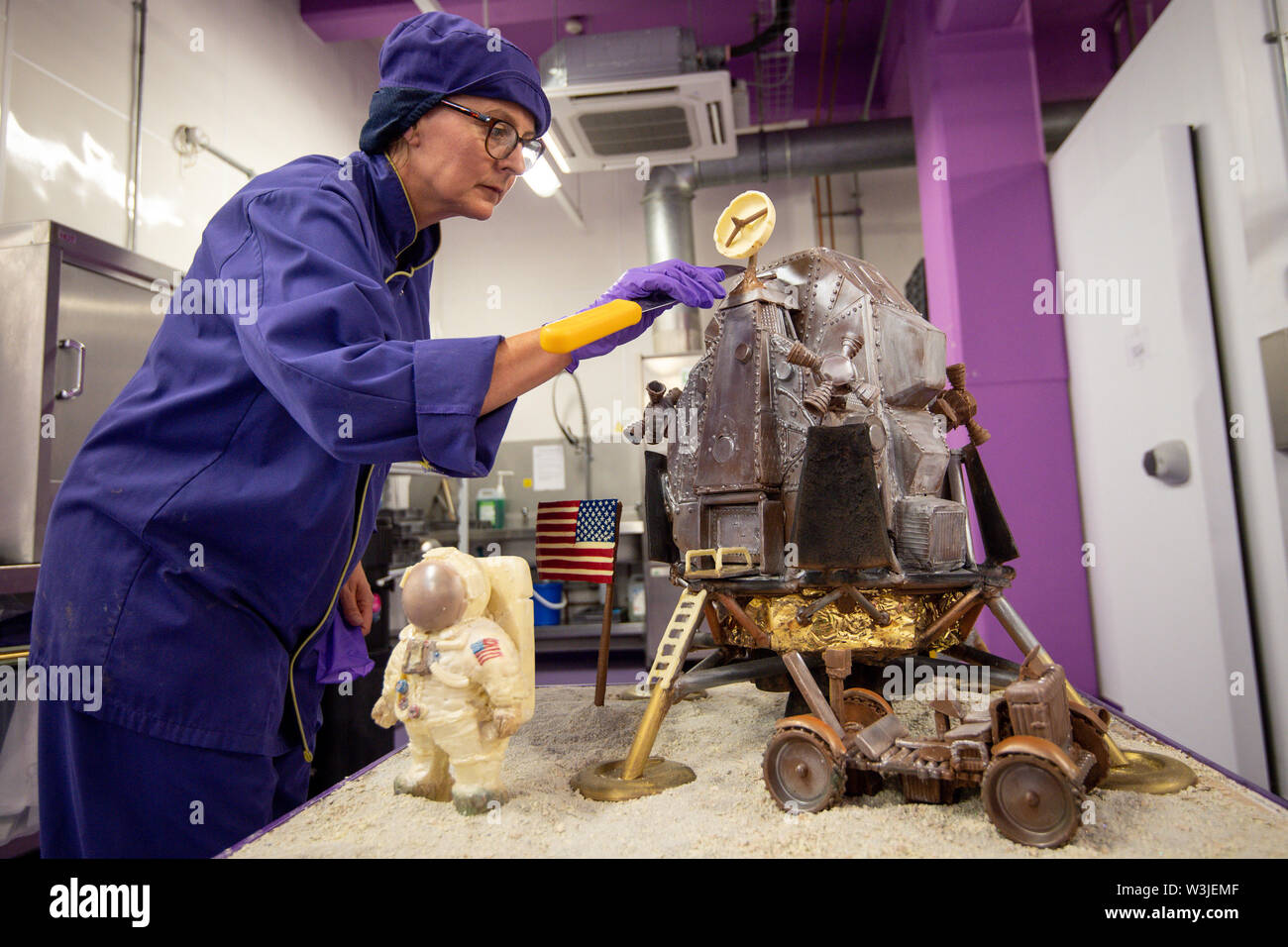 Cadbury World chocolatier Aube Jenks ajoute la touche finale à la récréation au chocolat de l'alunissage d'Apollo 11 à Cadbury World à Birmingham, pour marquer 50 ans jour pour jour, que la mission des Etats-Unis d'envoyer des hommes sur la Lune. Banque D'Images
