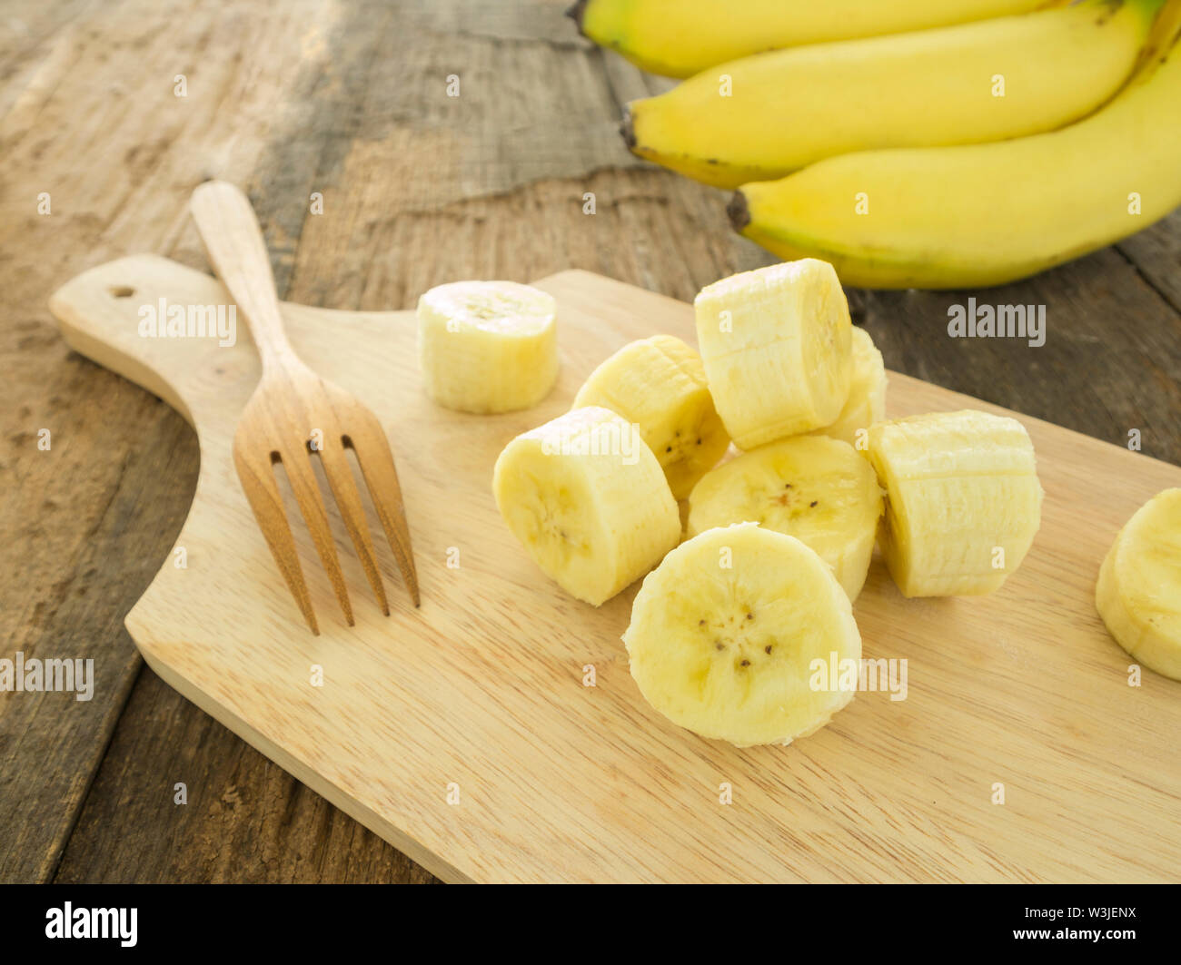 Tranches de banane mûre pièces sur une table en bois. Banque D'Images