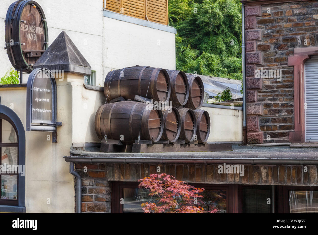 Cochem, Allemagne - 02 août 2014 : des tonneaux de vin sur la verrière d'un hôtel et un bar à vin dans la ville de Cochem sur la Moselle en Allemagne. Banque D'Images