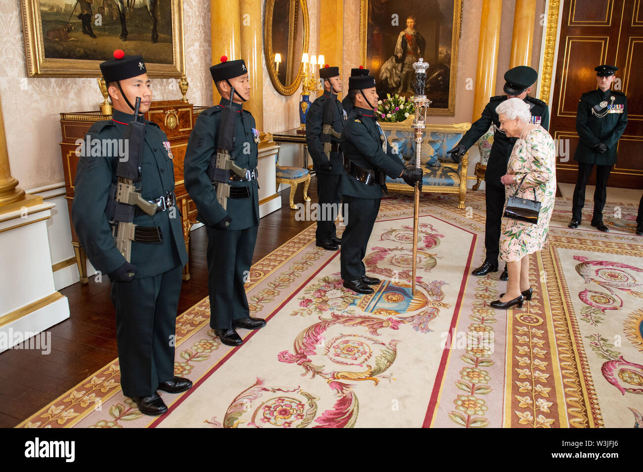 La reine Elizabeth II, inspecte l'imprimeur de la matraque, le personnel de cérémonie porté par le Royal Gurkha Rifles Regiment, lors d'une audience au Palais de Buckingham, à Londres. Banque D'Images