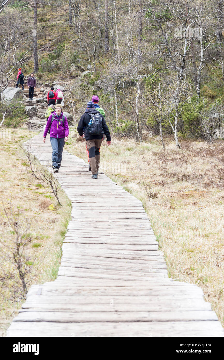 PREIKESTOLHYTTA , Norvège - 13 MAI 2017 : les touristes sur le sentier à Preikestolen le 13 mai 2017 dans Preikestolhytta. Preikestolen est un célèbre site touristique attrac Banque D'Images