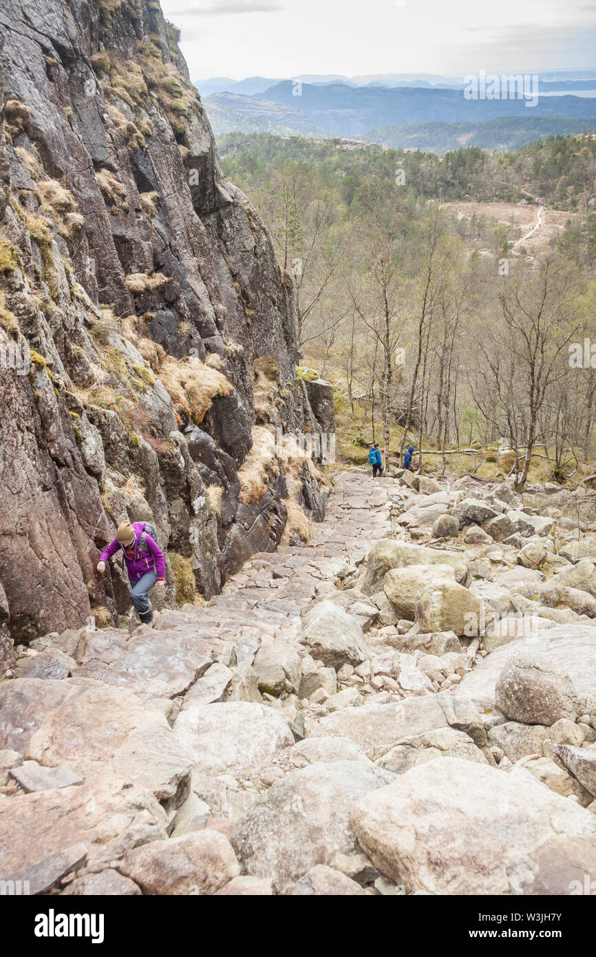 PREIKESTOLHYTTA , Norvège - 13 MAI 2017 : les touristes sur le sentier à Preikestolen le 13 mai 2017 dans Preikestolhytta. Preikestolen est un célèbre site touristique attrac Banque D'Images