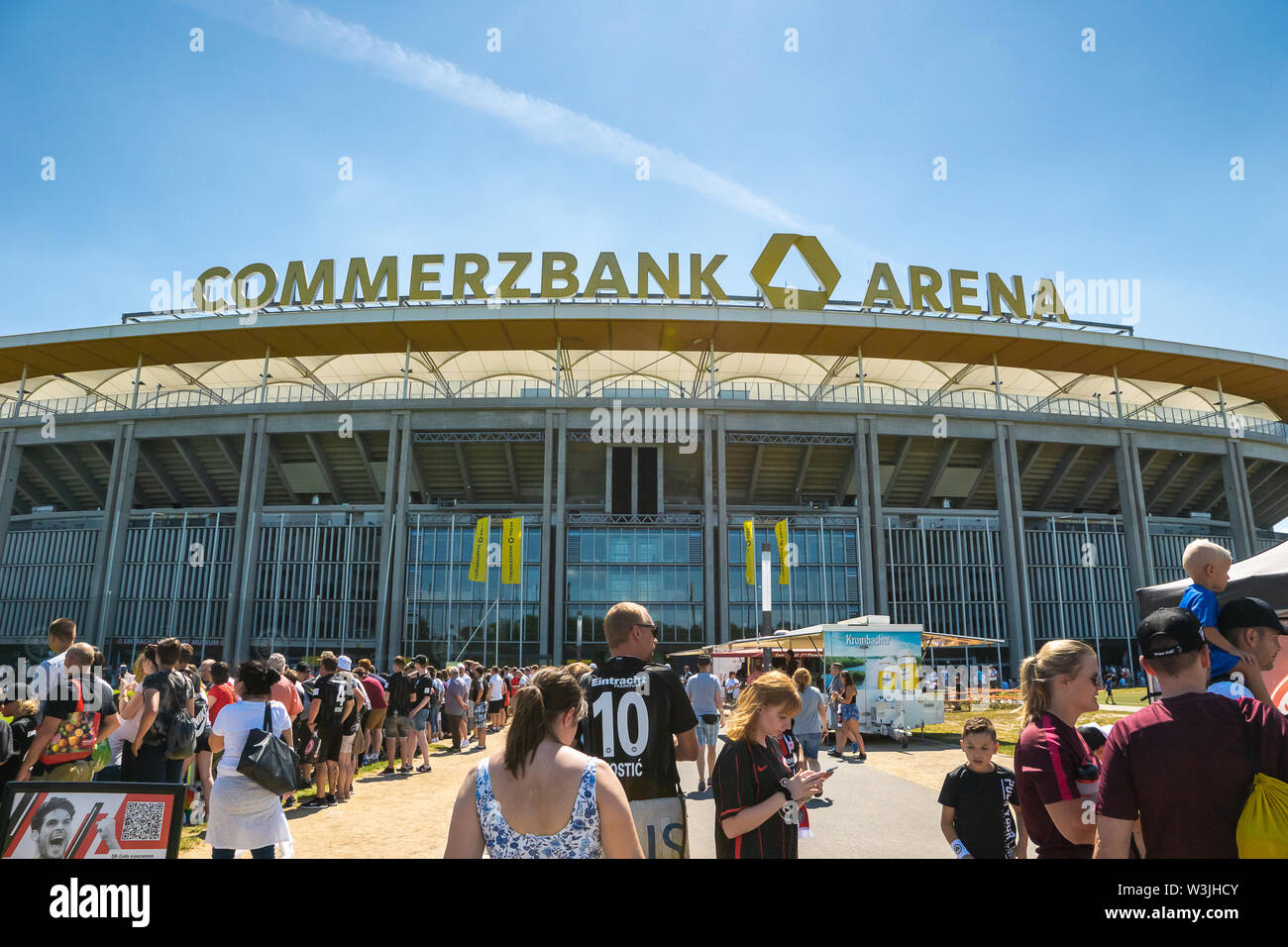 Francfort, Allemagne- Juillet 2019 : Avis de la Commerzbank Arena et des fans de football. Commerzbank-Arena est accueil stade de football club de l'Eintracht Francfort. Banque D'Images