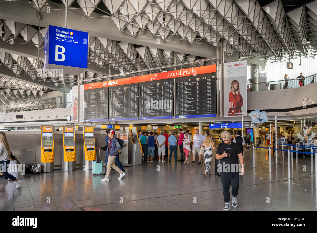 Francfort, Allemagne - Juillet 2019 : l'aéroport de Francfort dans l'architecture d'information de vol avec terminal. L'aéroport de Francfort sur le Main est un grand aéroport en Europe Banque D'Images