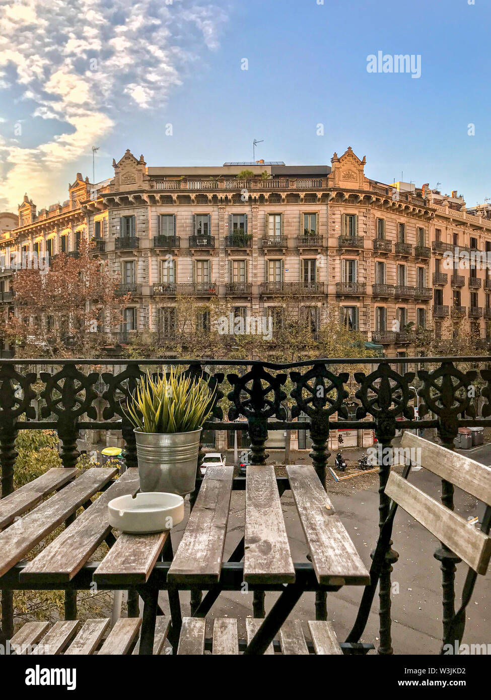 Vue depuis un balcon avec chaises et table à partir d'un bâtiment à Barcelone Banque D'Images