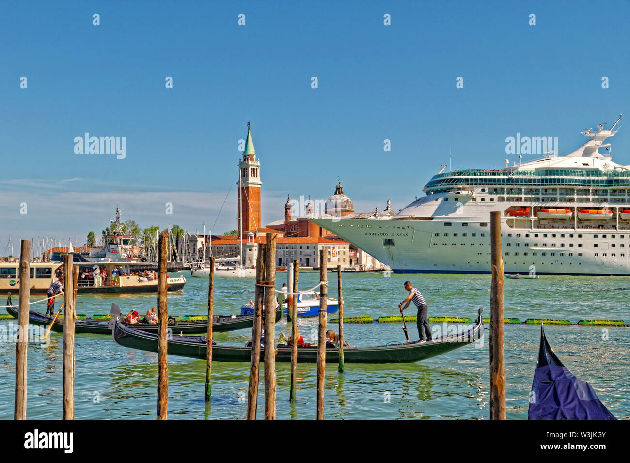 Bateau de croisière 'Rhapsody de la mer' en passant le long du canal Giudecca à travers la lagune de Venise à Venise, Italie. Banque D'Images