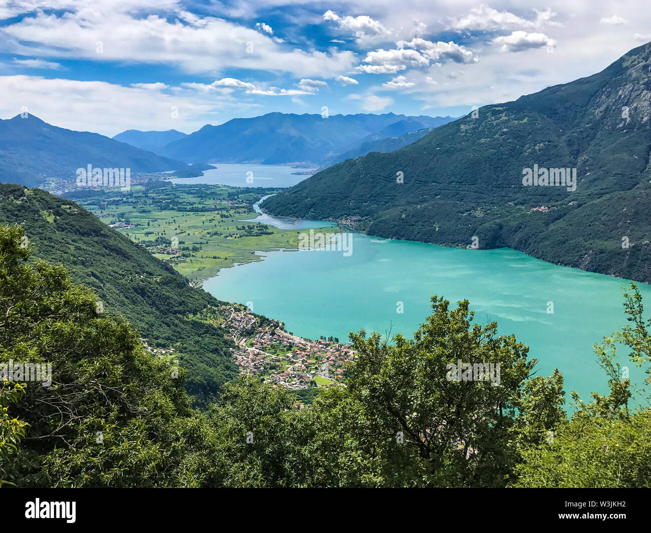 Vue sur le lac de Côme et le lac de Mezzola à partir de la pré-Alpes Banque D'Images