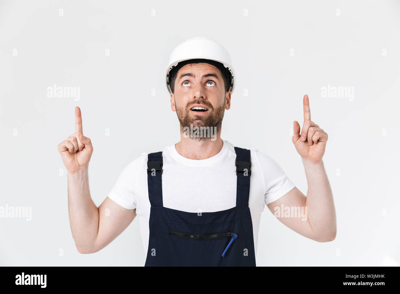 Certain constructeur barbu homme portant une combinaison et casque isolés sur fond blanc, face à l'espace de copie Banque D'Images