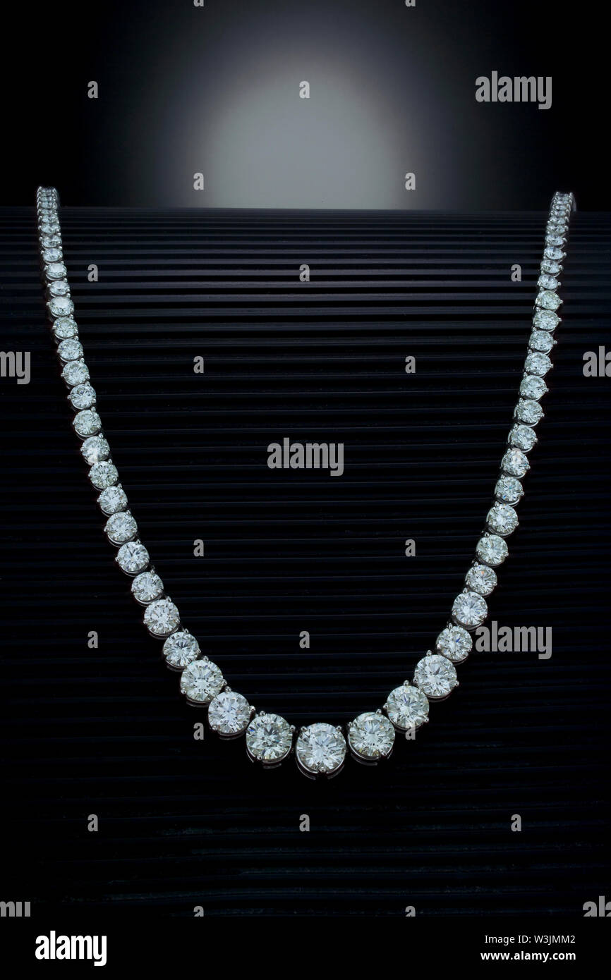 Ce long et cher collier de diamants les diplômés de plus grandes diamants ronds tenue en paramètres de platine à l'avant pour de plus petits diamants pour le Banque D'Images