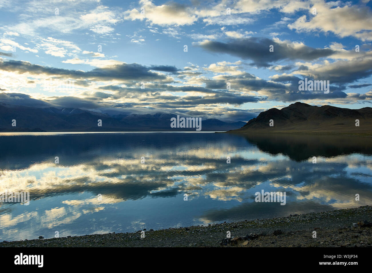 Tolbo Nuur Lake en Mongolie, les paysages de l'ouest de la Mongolie, l'Asie voyages, lac de montagne Banque D'Images