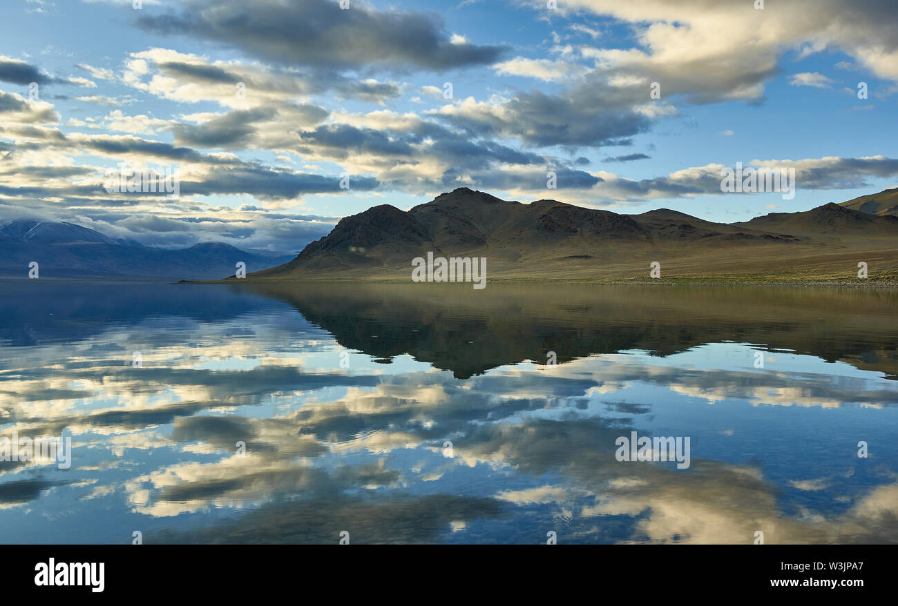 Tolbo Nuur Lake en Mongolie, les paysages de l'ouest de la Mongolie, l'Asie voyages, lac de montagne Banque D'Images