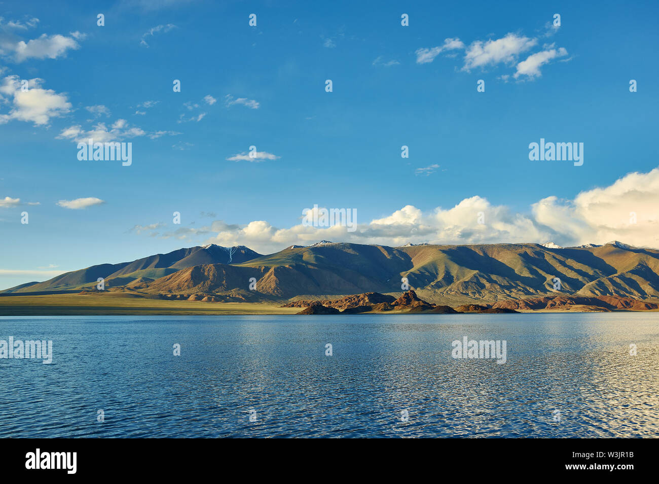 La Mongolie. lac de montagne Tolbo Tuur, journée ensoleillée Banque D'Images