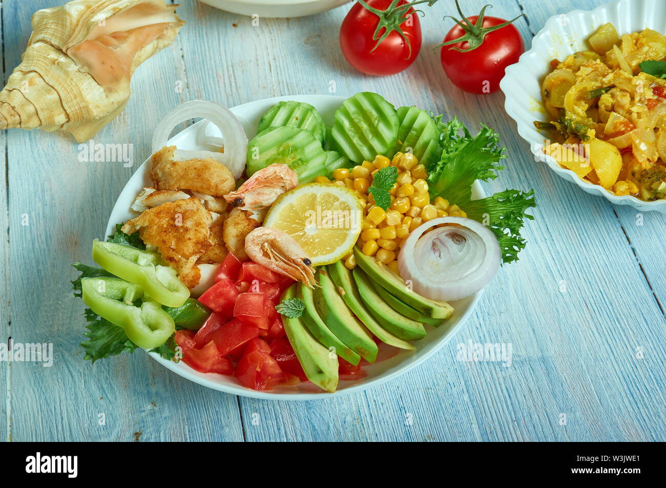 Salade taco poisson noirci avec salsa de maïs , une lime coriandre vinaigrette. Banque D'Images