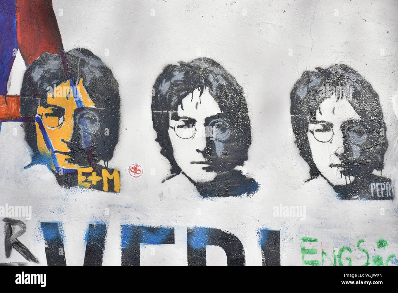 John Lennon Wall - Prague. L'hommage à l'amour, la paix, la compassion et les Beatles. Banque D'Images