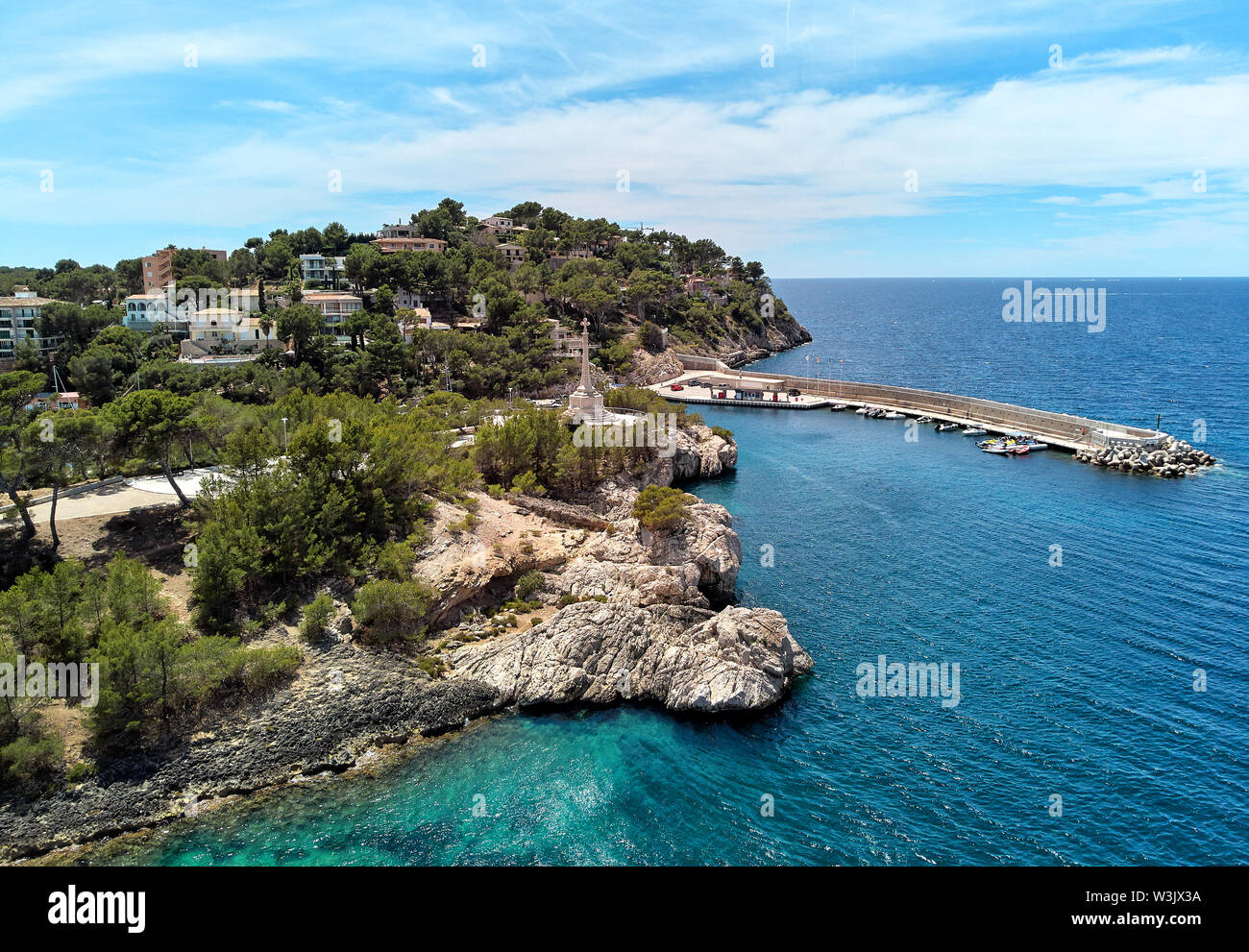 Photo aérienne vue côte rocheuse de Santa Ponsa eaux turquoise de la mer Méditerranée, petite ville du sud-ouest de Majorque. Espagne Banque D'Images