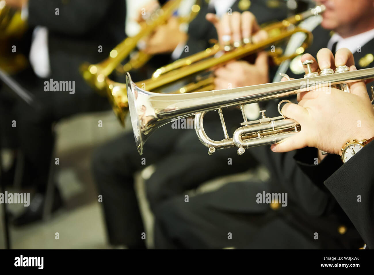 Le trompettiste joue sur une trompette d'argent. Les joueurs de trompette  Photo Stock - Alamy