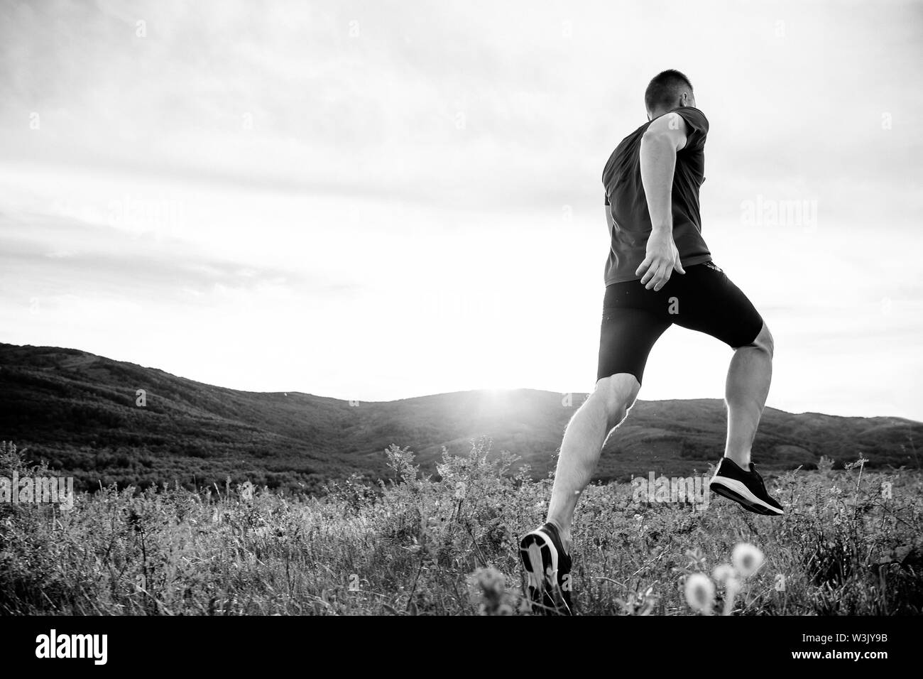Homme runner course cross-country de l'été à coucher du soleil image en noir et blanc Banque D'Images