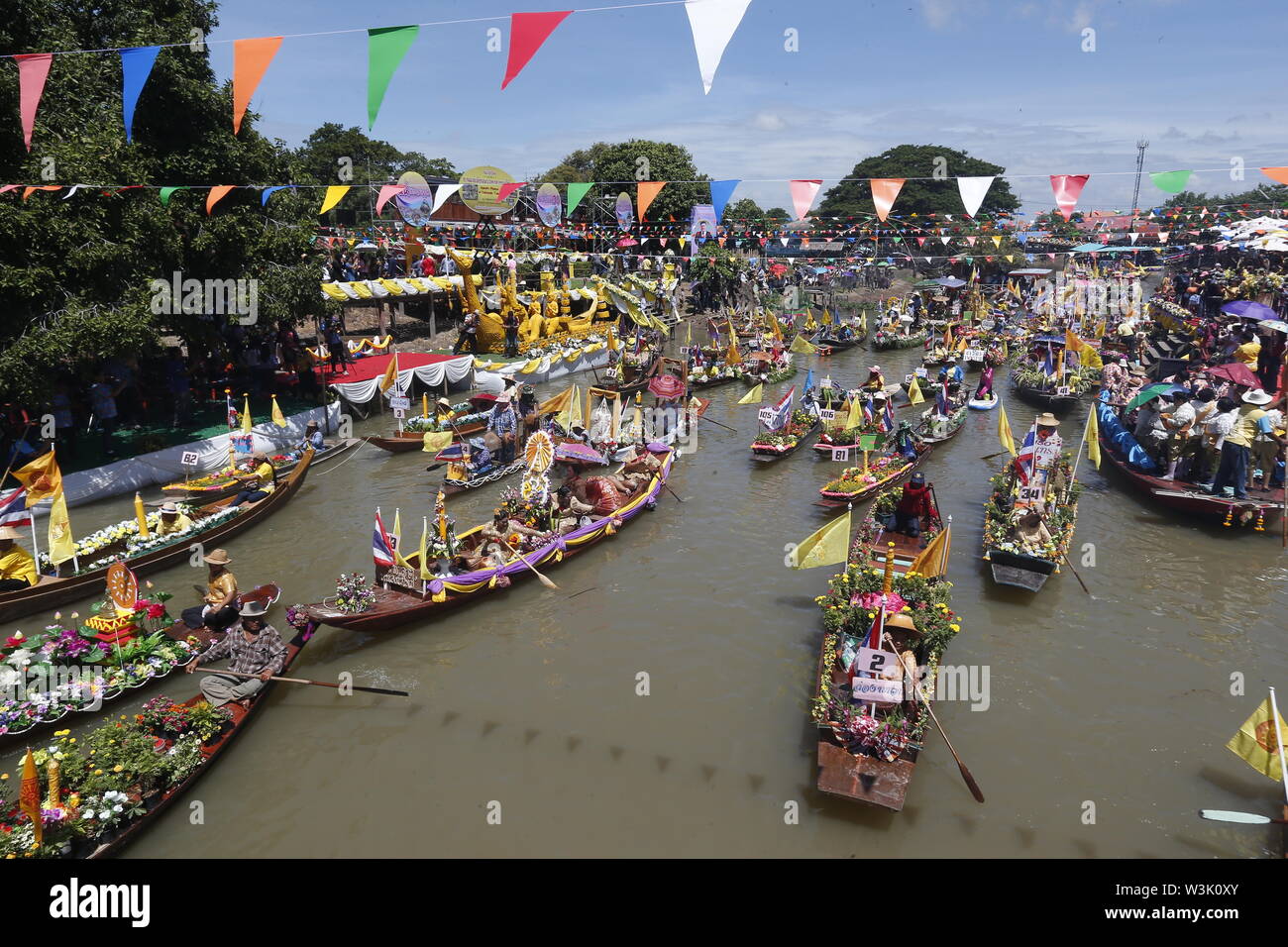 Ayutthaya, Thaïlande. 16 juillet, 2019. Navires transportant des château de cire se déplacer le long d'un canal pour prendre part à une procession colorée en avant du Carême bouddhique Jour à Ayutthaya. Credit : SOPA/Alamy Images Limited Live News Banque D'Images