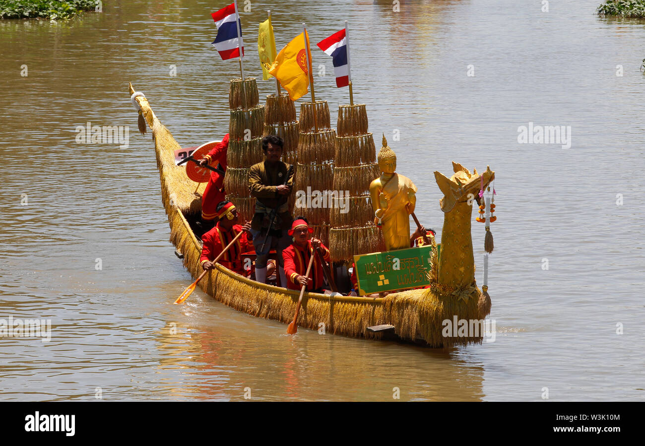 Ayutthaya, Thaïlande. 16 juillet, 2019. Un bateau transportant le château de cire se déplace le long d'un canal pour prendre part à une procession colorée en avant du Carême bouddhique Jour à Ayutthaya. Credit : SOPA/Alamy Images Limited Live News Banque D'Images