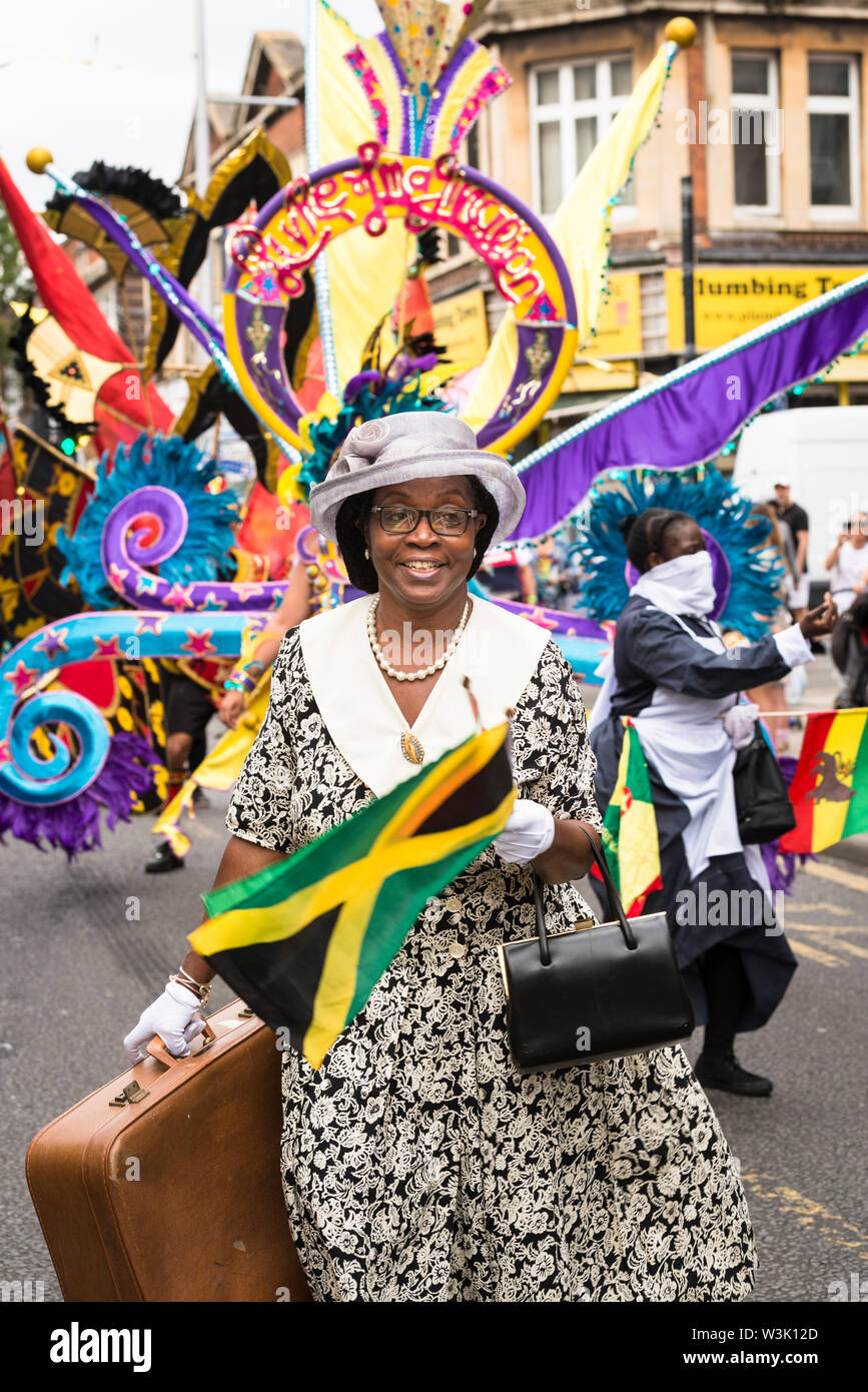 Des femmes habillées à se souvenir des contributions du Windrush generation prenant part à Acton, défilé du Carnaval 2019. Acton High Street. Acton, Londres, Banque D'Images