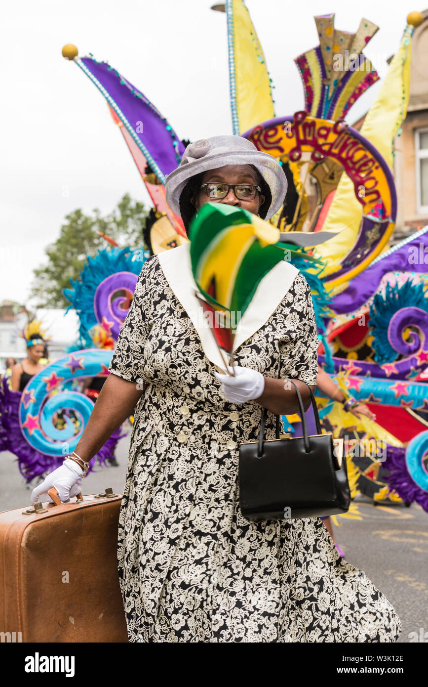 Femme vêtue de se rappeler les contributions du Windrush generation prenant part à Acton, défilé du Carnaval 2019. Acton High Street. Acton, Londres, Banque D'Images