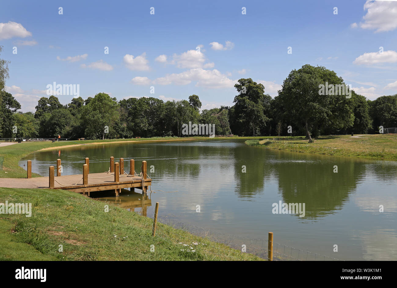 Le nouveau lac de baignade sauvage dans les motifs de Beckenham Place Park, London, UK, montré la semaine avant son ouverture le 20 juillet 2019 Banque D'Images