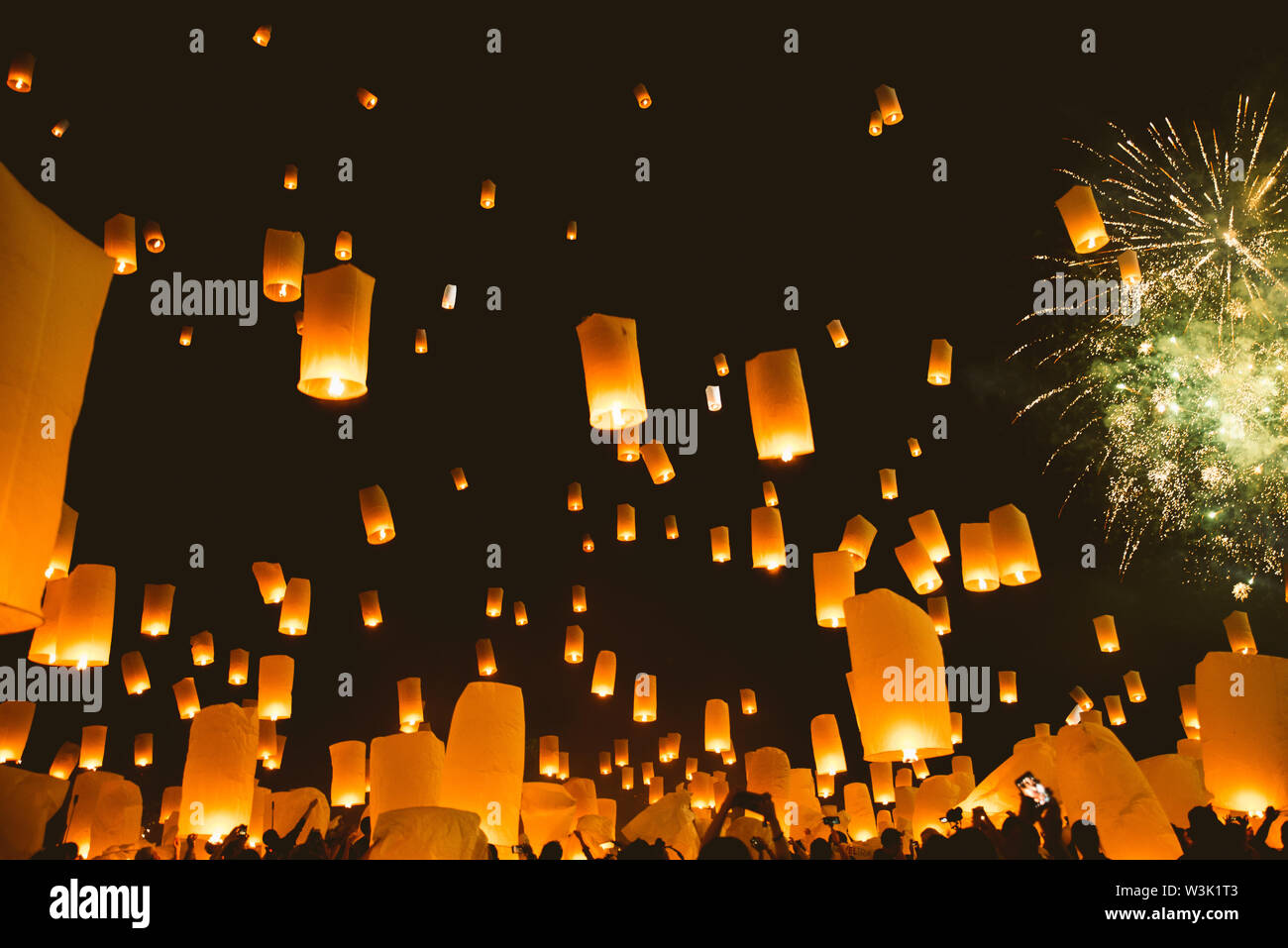 Loy Krathong festival, fête du nouvel an thaï avec des lanternes flottantes de presse dans le ciel de nuit Banque D'Images